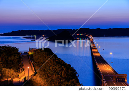 山口縣下關市日落後的角島大橋 山口縣下關市日落後的角島大橋 90399371