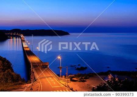 山口縣下關市日落後的角島大橋 90399373