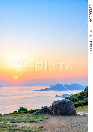 Sunrise seen from Senjojiki, Nagato City, Yamaguchi Prefecture 90399386