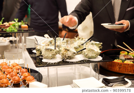 餐桌上的派對食品 90399578