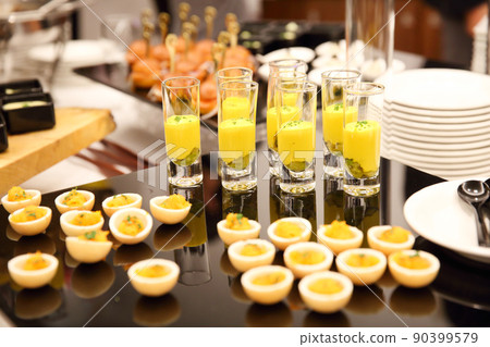 餐桌上的派對食品 90399579