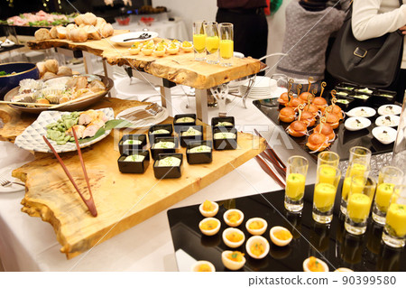餐桌上的派對食品 90399580