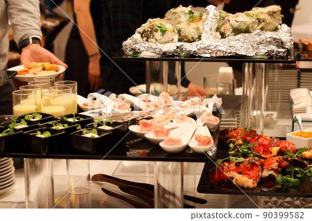 餐桌上的派對食品 90399582