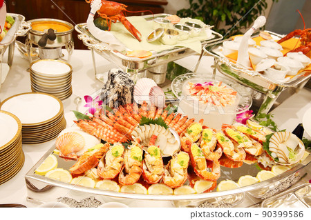 桌上擺放著精美的派對食物，精緻的開胃小菜，自助餐餐飲服務 90399586