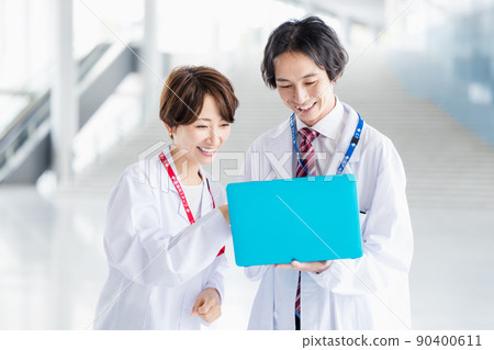 Male and female doctors working in university hospitals 90400611