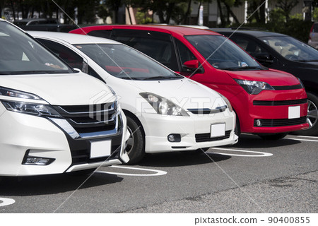 Car parked in the parking lot 90400855