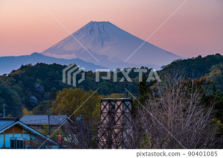 (Shizuoka Prefecture) W World Heritage Site, Mt. Fuji over the Nirayama Reverberatory Furnace Evening View (Shizuoka Prefecture) W World Heritage Site, Mt. Fuji over the Nirayama Reverberatory Furnace Evening View 90401085