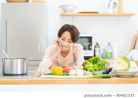 廚房裡的中年家庭主婦 廚房裡的中年家庭主婦 90402335