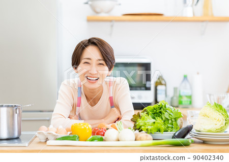 廚房裡的中年家庭主婦 廚房裡的中年家庭主婦 90402340