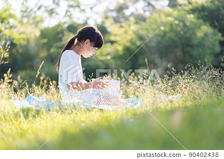 一個在夏日公園讀書的小學女孩 90402438