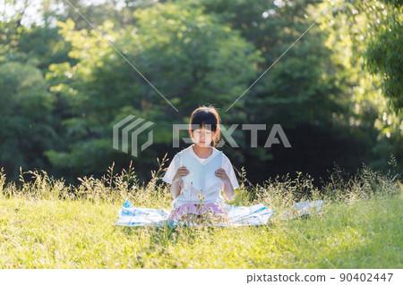 一個在夏日公園讀書的小學女孩 一個在夏日公園讀書的小學女孩 90402447