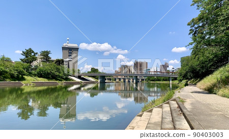 藍天和城市景觀的水鏡[乙川河床/愛知縣岡崎市] 90403003