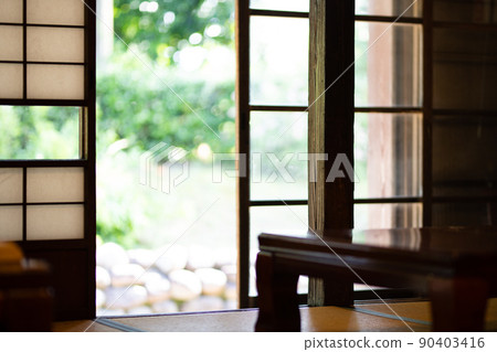 The veranda of the Japanese-style room and the greenery of the garden 90403416