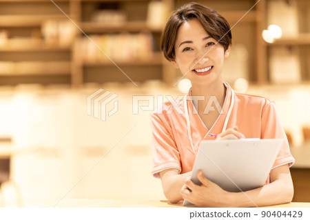 Middle-aged woman counseling at an esthetic salon 90404429