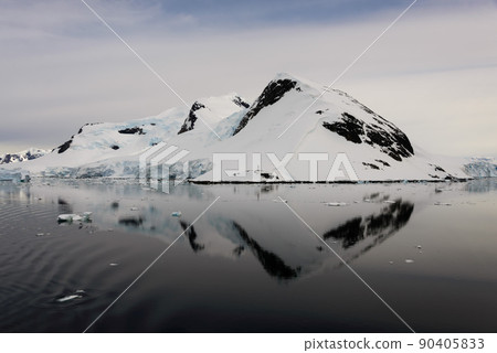 Antarctic seascape with reflection Antarctic seascape with reflection 90405833