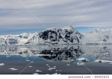 Antarctic seascape with reflection Antarctic seascape with reflection 90405835