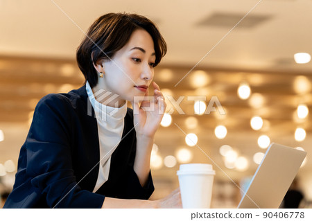 在時尚辦公室使用筆記本電腦的中年婦女 90406778
