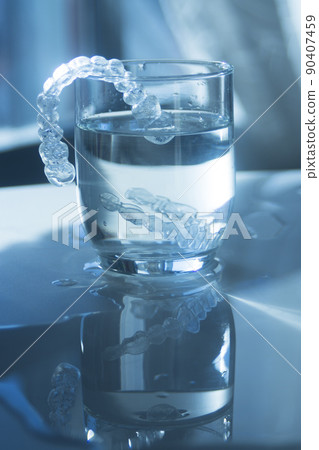Invisible bracket aligners Invisible bracket aligners 90407459