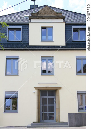 beautiful house 90407710