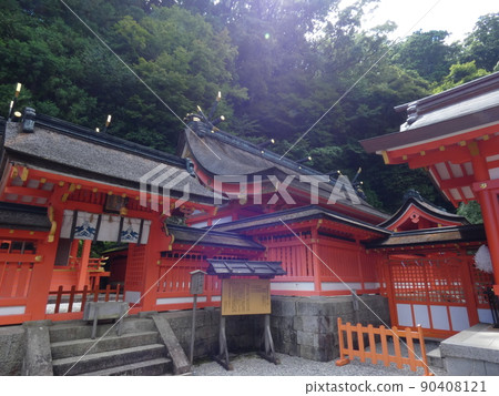 Smoke fluttering fantastic Nachi Taisha shrine 90408121