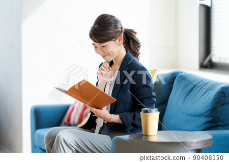 商務人士和筆記本 90408150