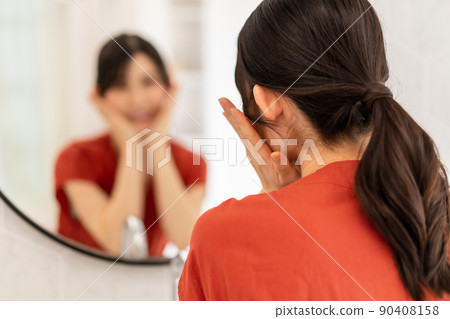 浴室和婦女 90408158