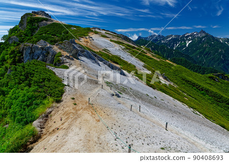 夏季北阿爾卑斯山的椿本山和八里嶽山 夏季北阿爾卑斯山的椿本山和八里嶽山 90408693