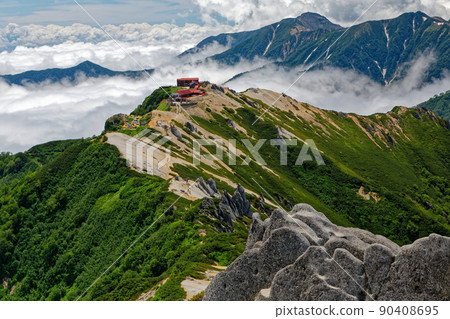 從北阿爾卑斯山的椿山看到的雲層上的遠山莊和中念山 90408695