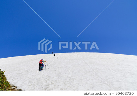 Climbers climbing the clear sky and snowy valley (Mt. Tanigawa) Climbers climbing the clear sky and snowy valley (Mt. Tanigawa) 90408720