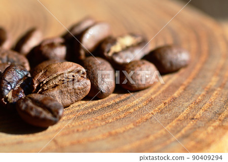 中深烘焙的咖啡豆排列在圓珠的顆粒上 中深烘焙的咖啡豆排列在圓珠的顆粒上 90409294