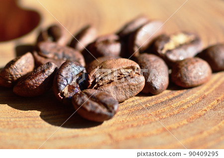 中深烘焙的咖啡豆排列在圓珠的顆粒上 90409295