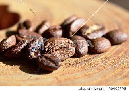 中深烘焙的咖啡豆排列在圓珠的顆粒上 中深烘焙的咖啡豆排列在圓珠的顆粒上 90409296