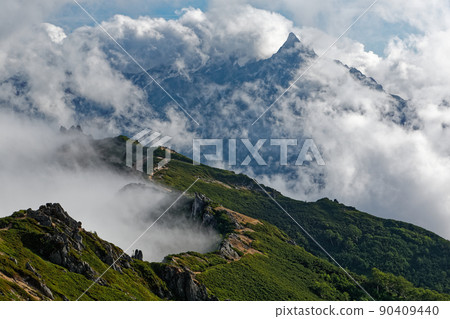 Omote Ginza vertical runway and Mt. Yarigatake seen from the ridgeline of Mt. Tsubakuro in the Northern Alps 90409440