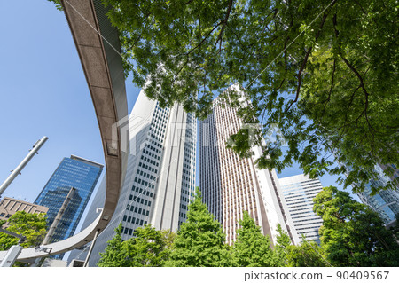 晴天時新宿站西口的建築物 90409567