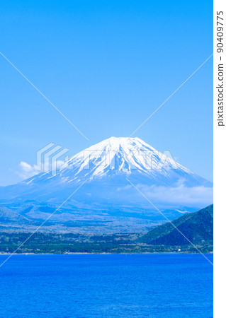 Mt. Fuji in spring seen from Lake Motosu 90409775