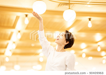 一位女士手握燈光（SDGs / 生態形象） 90409968