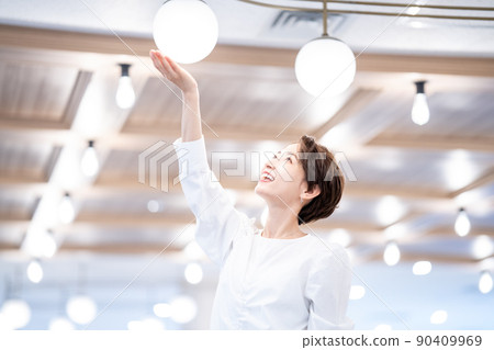 一位女士手握燈光（SDGs / 生態形象） 90409969