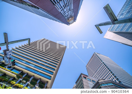 日本東京城市景觀俯瞰東京廣場花園和京橋十字路口周圍的城市景觀 90410364