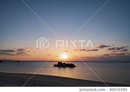 沖繩安良波海灘的夜景 沖繩安良波海灘的夜景 90410399