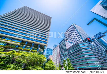 日本東京城市景觀俯瞰東京廣場花園和京橋十字路口周圍的城市景觀 90410421