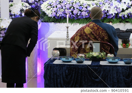Ceremony lady bowing to the guru 90410591