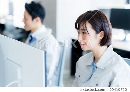 在辦公室工作的工作服商人 90410730