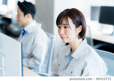 在辦公室工作的工作服商人 在辦公室工作的工作服商人 90410731