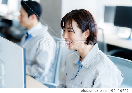 在辦公室工作的工作服商人 90410732