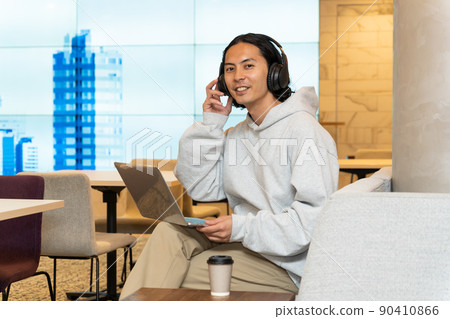 戴耳機的年輕人 戴耳機的年輕人 90410866