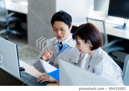 Work clothes businessman to consult 90410891