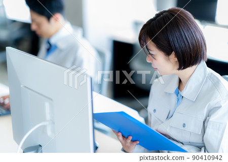 Business woman in work clothes 90410942