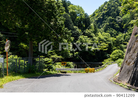 [National Highway 157] Go through the section of the precipitous cliff 90411209