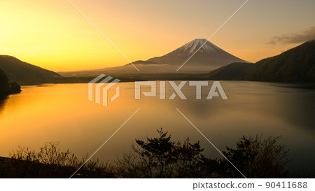 Lake Motosu and Mt. Fuji at dawn 90411688