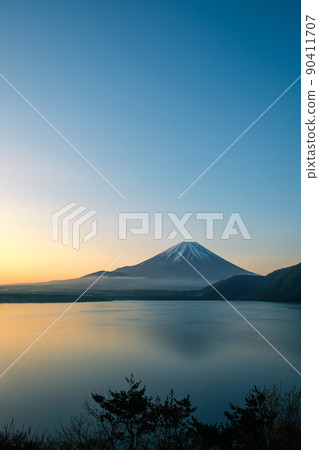 黎明湖Motosu和富士山 90411707